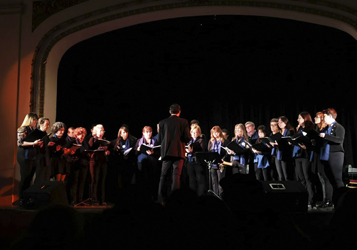 EL CORO CANTA EN LA BASÍLICA DEL SAGRADO CORAZÓN