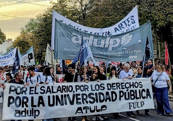 CONTUNDENTE PARO DOCENTE Y GRAN MOVILIZACIÓN EN LA UNLP