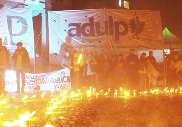 UNA MULTITUD EN DEFENSA DE LA UNIVERSIDAD PÚBLICA