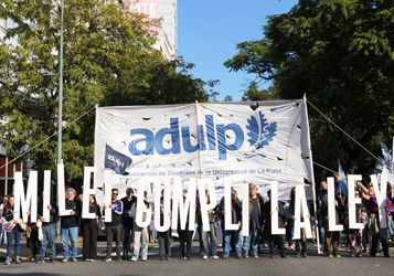 MÁS DE 1500 DOCENTES DE LA PLATA EN LA MARCHA FEDERAL