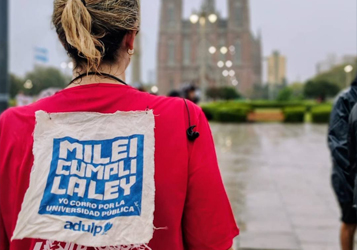 NUESTRO RECLAMO PRESENTE EN LA MARATÓN UNLP